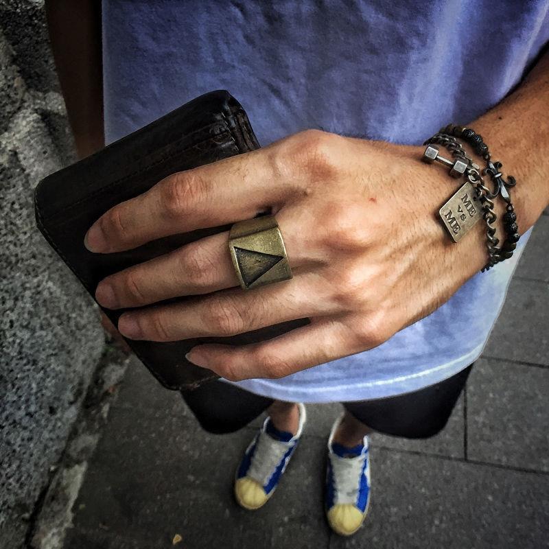 Anillo Ancho de Geometría Triangular para Hombres Hip Hop