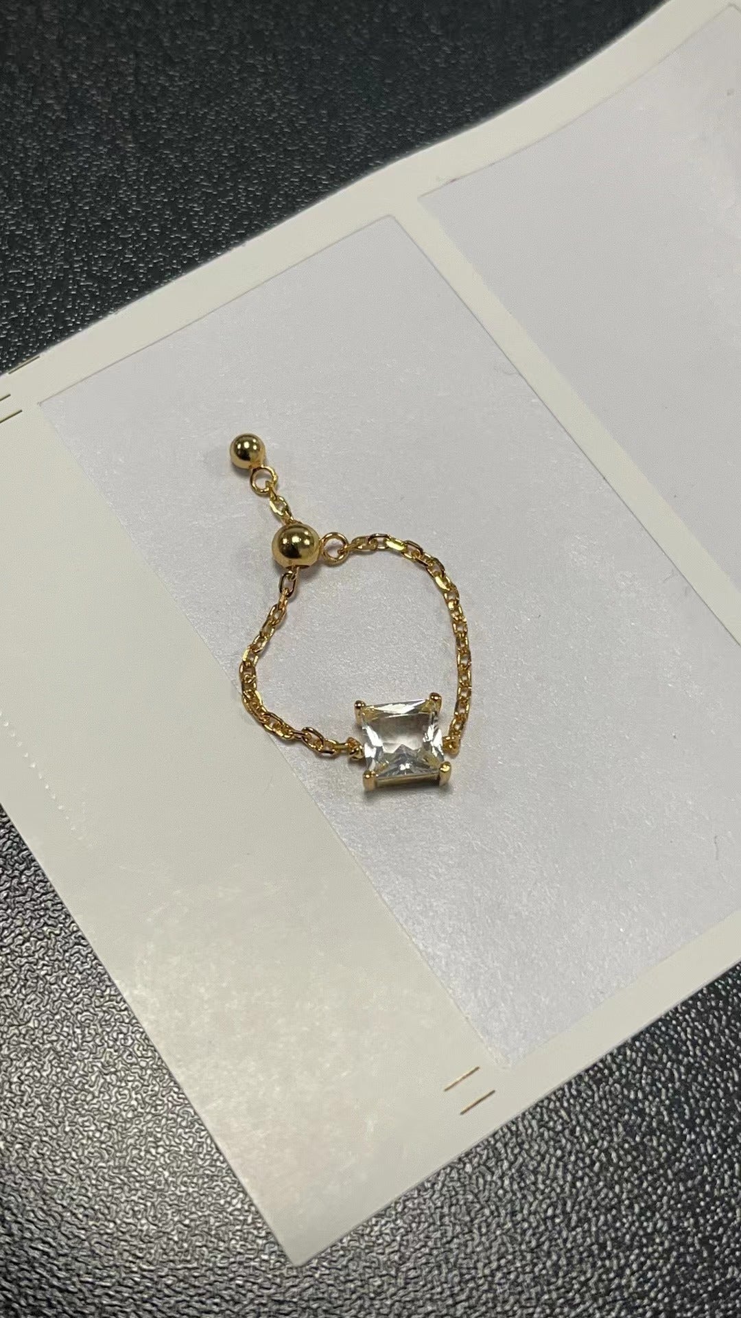 Diseño Creativo de Anillo Ajustable con Cadena para Dedo (MOQ 20)