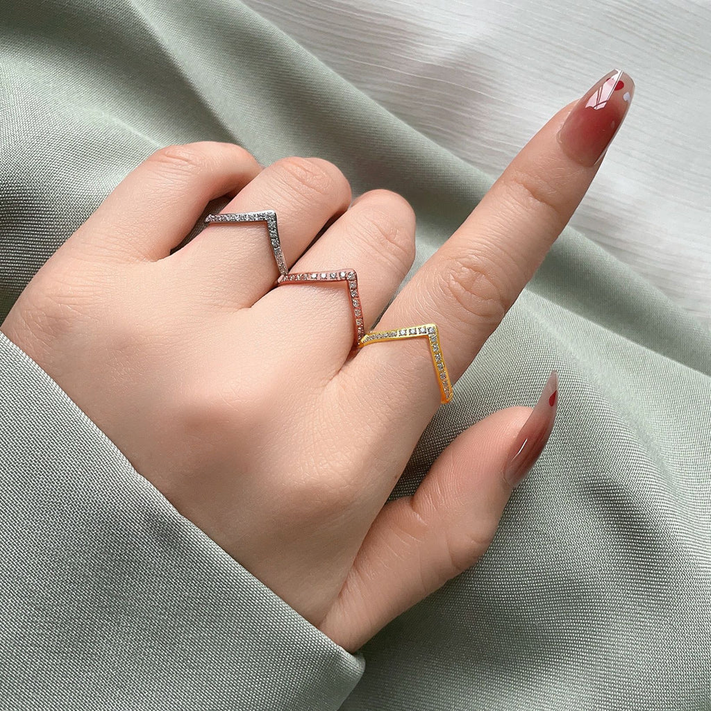 Anillo en Forma de V con Micro Strass