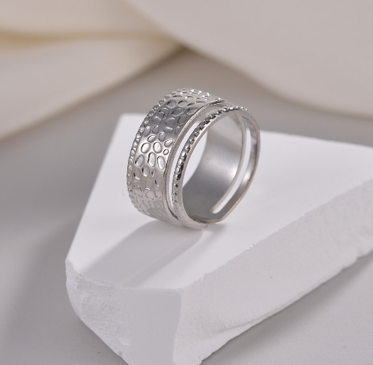 🔨 Anillo Ajustable con Patrón de Martillo para Mujer ✨