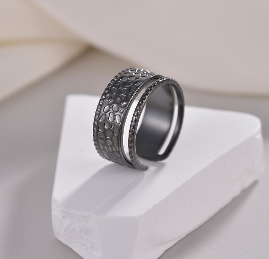 🔨 Anillo Ajustable con Patrón de Martillo para Mujer ✨