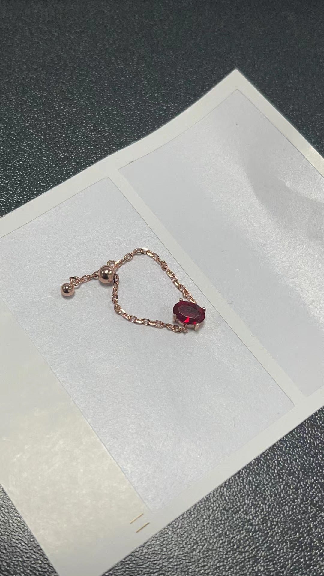 Diseño Creativo de Anillo Ajustable con Cadena para Dedo (MOQ 20)