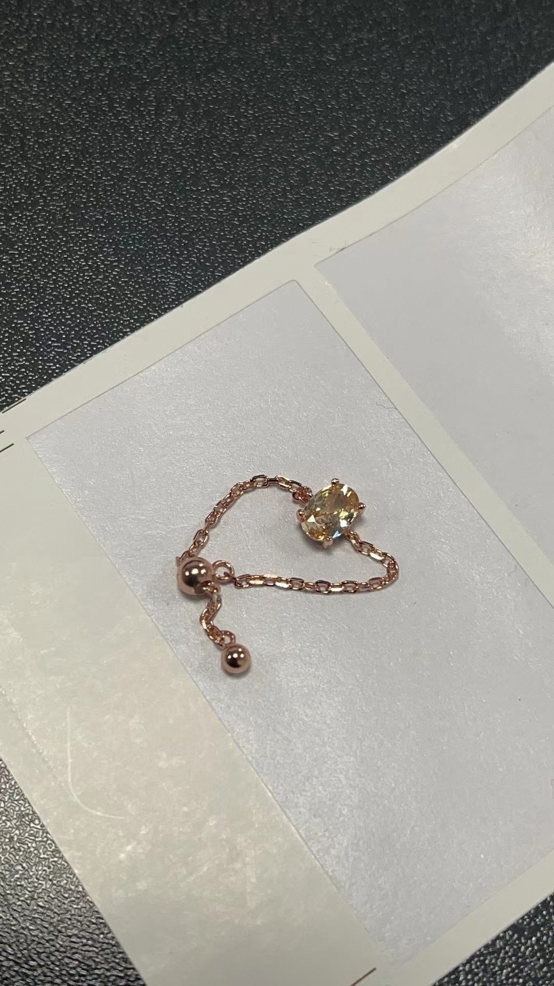 Diseño Creativo de Anillo Ajustable con Cadena para Dedo (MOQ 20)
