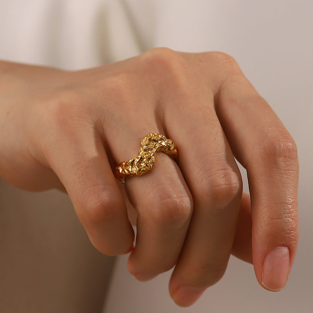 ⚔️ Anillo Punk Martillado en V de Acero Titanio ✨