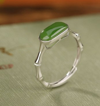 Anillo de Jade Natural de Diseño Original con Baño de Oro de 14K