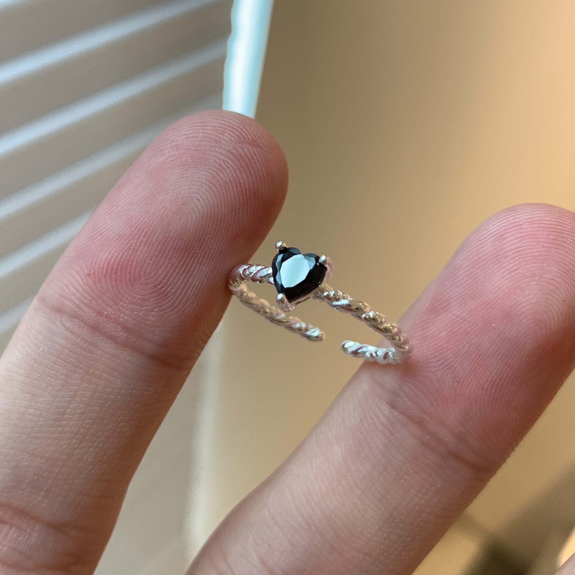 Anillo de Amor Retorcido de Plata de Ley S925 con Circonitas Negras