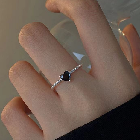 Anillo de Amor Retorcido de Plata de Ley S925 con Circonitas Negras