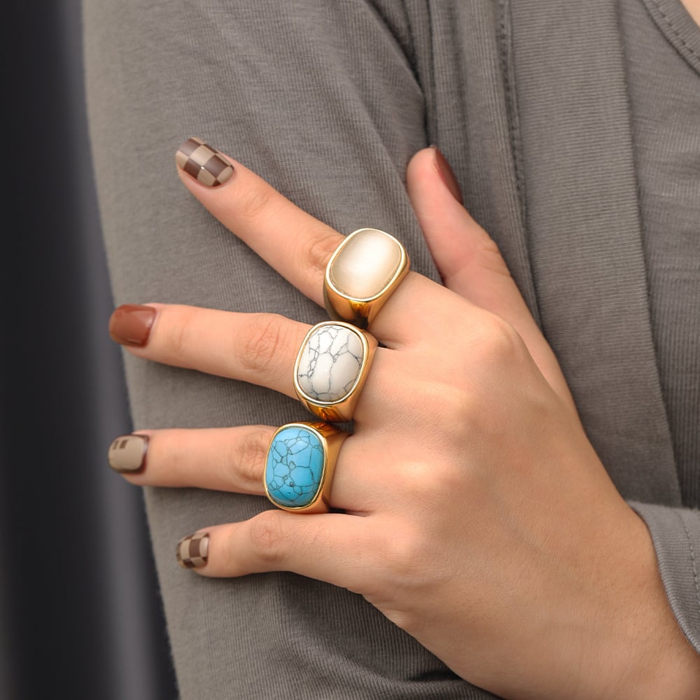 Anillo Femenino de Acero Titanio Chapado en Oro 18K con Piedras de Colores
