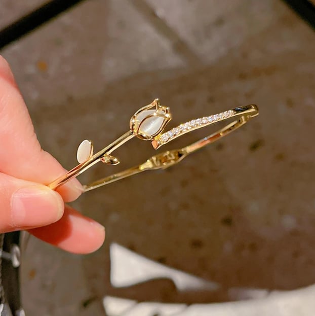 Pulsera Rosa Brillante – Elegancia Floral con Acabado en Oro de 18K