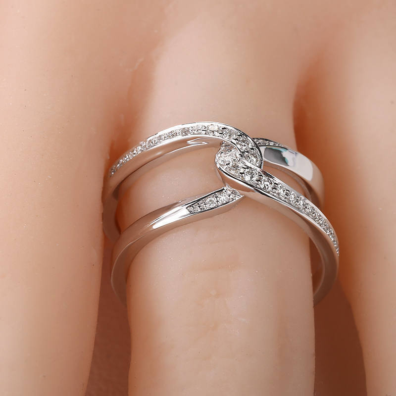 Anillo Simple Doble C con Hebilla Cruzada