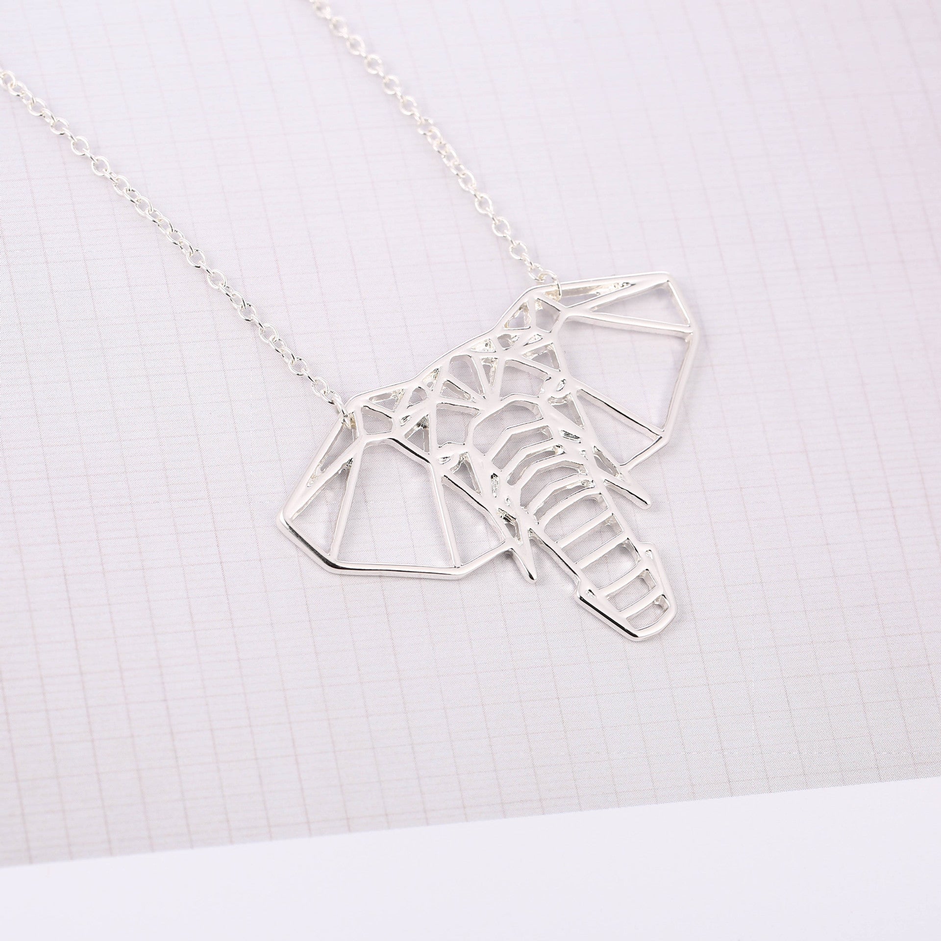 Collar con Colgante Hueco de Cabeza de Elefante y Amuleto de la Suerte