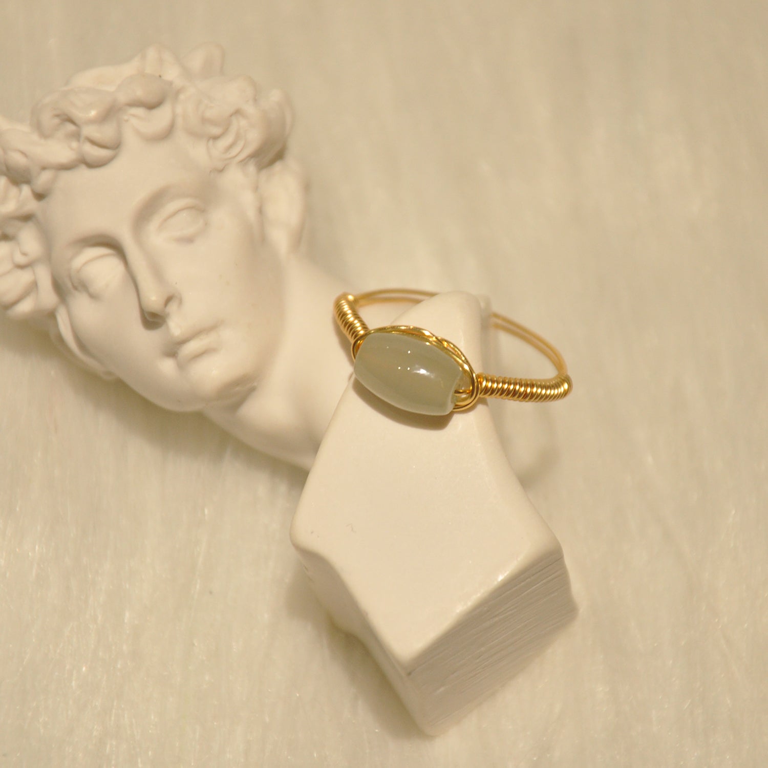 Anillo de Jade Natural de Diseño Original con Baño de Oro de 14K