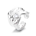 Anillo Ancho de Plata Esterlina con Textura Plisada y Geometría Irregular