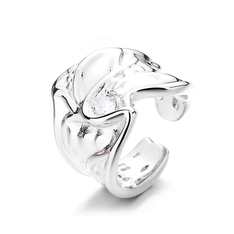 Anillo Ancho de Plata Esterlina con Textura Plisada y Geometría Irregular