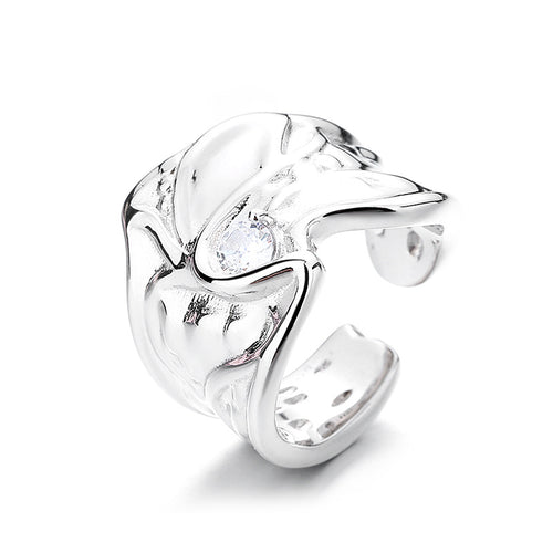 Anillo Ancho de Plata Esterlina con Textura Plisada y Geometría Irregular - detalle, joyería de moda