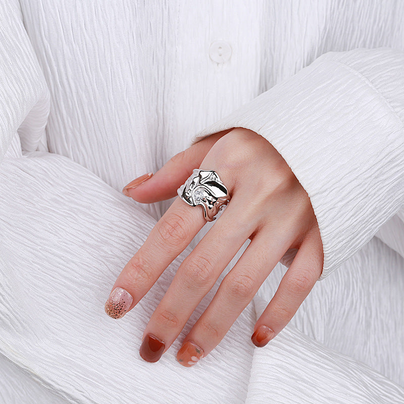 Anillo Ancho de Plata Esterlina con Textura Plisada y Geometría Irregular