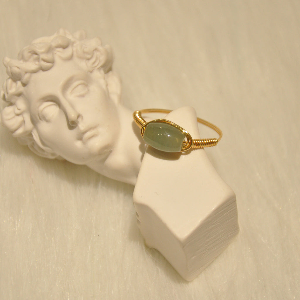 Anillo de Jade Natural de Diseño Original con Baño de Oro de 14K