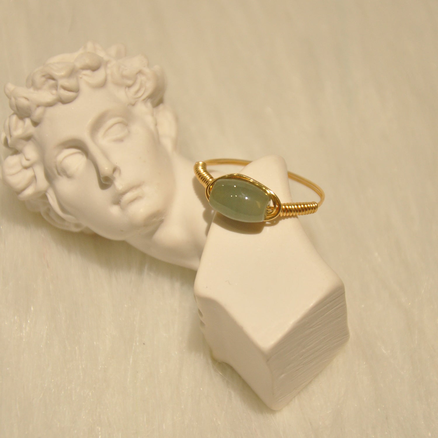 Anillo de Jade Natural de Diseño Original con Baño de Oro de 14K