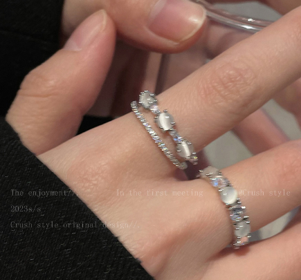 🌟 Anillo Geométrico de Piedra Luna con Temperamento ✨