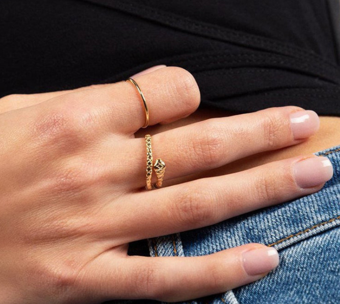 Anillo Hueco Serpentina de Acero Inoxidable Texturizado