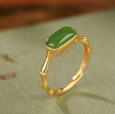 Anillo de Jade Natural de Diseño Original con Baño de Oro de 14K